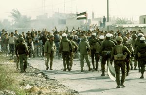 1987년 제1차 인티파다 동안 가자 지구에서 이스라엘 군인과 시위대