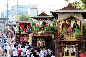 다나베 축제 (투계신사 참도에서의 행렬)