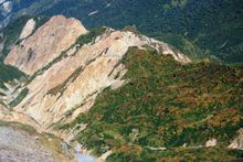 대여봉(大汝峰)에서 바라본 불의 아이봉(火の御子峰). 구 백산 화산의 침식 흔적이다.