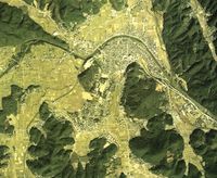 시청이 있는 구 소노베정 중심부 주변의 항공사진. 1975년 촬영. 국토교통성 국토지리원 [https://mapps.gsi.go.jp/ 지도·항공사진 열람 서비스]의 항공사진을 바탕으로 작성.