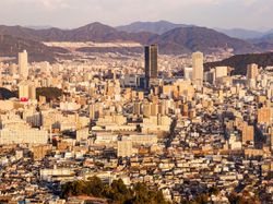 「나는 히로시마의 K마을에서 태어났다고 들었다」(「아버지의 손가락」2절)의 「K마을」이 가리키는 장소에 대해서는, 교바시정(사진 중앙 왼쪽), 가니야정(중앙 오른쪽), 카베정(오른쪽 멀리) 등 여러 설이 있다.