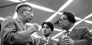 미나카미 쓰토무의 나오키 상 수상을 축하하는 회장에서 촬영된 사진. 왼쪽부터 에도가와 란포, 미나카미 쓰토무, 마쓰모토 세이초.