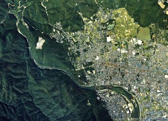 아라시야마의 항공사진. 가쓰라가와가 산간부에서 교토 분지로 나오는 부근 일대에 위치한다. 1987년 촬영한 7장을 합성하여 작성. 국토교통성 국토지리원 지도·항공사진 열람 서비스의 항공사진을 바탕으로 작성