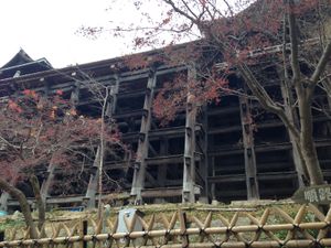 본당 무대 아래