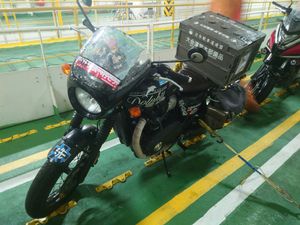 여름철 성수기에는 많은 오토바이가 선박에 결박되어 있다.