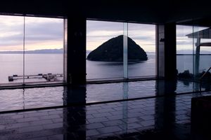 유노시마(湯ノ島)를 바라보는 대욕장