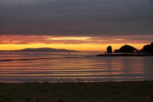 해안의 저녁 풍경. 오른쪽에 우뚝 솟은 것이 나키지마(裸島)이다.