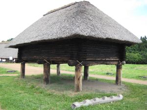 산나이마루야마 유적의 높이 세운 창고.