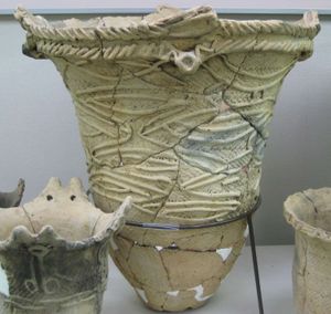 산나이마루야마 유적에서 발굴된 엔토(円筒)식 토기. 엔토는 원통형을 의미한다. 이 토기는 상부에 넓은 구멍이 있는 긴 구조이며, 장식적인 세부 사항이 있다. 엔토식 토기는 일반적으로 끈 자국으로 장식되었다.