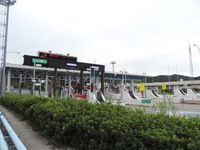 요금소 지붕은 자중 경감을 위해 반원형으로 구멍을 뚫고 셀리안 블루로 착색하였다(멀리). 이 디자인은 동명 고속도로에도 계승되었다.