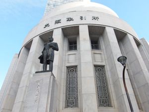 오사카 증권거래소 앞 고다이 토모아쓰 동상