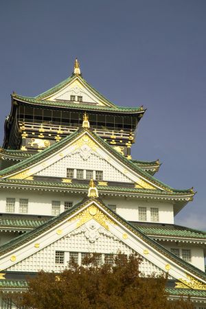 도쿠가와의 백색(1~4층)도요토미의 흑색(5층)