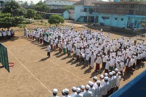 자와족의 산트리 학생들이 남말랑(Malang Regency)에서 산트리의 날을 기념하고 있다.
