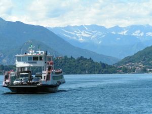 베르바니아(피에몬테)에서 라베노(롬바르디아)로 이어지는 마조레 호를 가로지르는 카페리. 배경에는 몬테로사산맥과 베르바니아가 보인다.