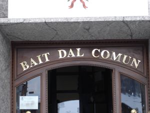 Casa del comune}})이라고 쓰인 간판 'Bait dal comun'