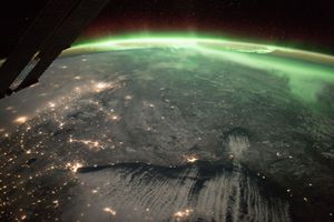 2017년 11월 10일 오전 1시 58분에 촬영된 사진. ISS 탐사 53차에서 촬영된 사진으로, 슈피리어 호 상단에 밝게 빛나는 도시가 선더 베이이다.