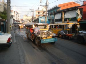 파테리오 아키노 애비뉴(Paterio Aquino Avenue)를 운행하는 지프니