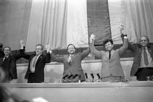 1990년 3월 11일, 리투아니아 국가 재건 선언 발표 후 비타우타스 란츠베르기스(가운데)의 모습