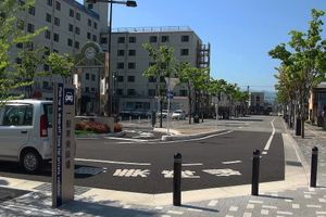 역 남쪽 출구에서 본 현도 사카오리정차장선