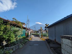 후지큐 철도 선로 너머로 보이는 후지산의 또 다른 모습