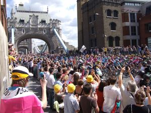 도시를 질주하는 선수단