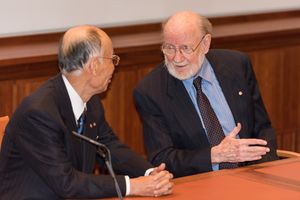 오무라(왼쪽), 윌리엄 C. 캠벨(오른쪽)과 함께(2015년 12월, 카롤린스카 연구소에서)