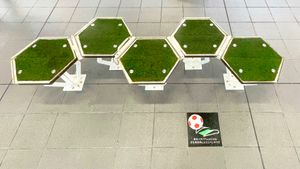 사이타마 스타디움 2002의 인조잔디를 재활용한 벤치. JR우라와역