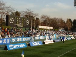 개축 전 오미야 공원 축구장 골대 뒤편(원정 측, 2003년 촬영. 당시 스코어보드는 전자식 점수 표시 전용이었다)