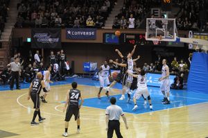 2013년 아이신 시호스와 도시바 브레이브 썬더스의 플레이오프 결승전