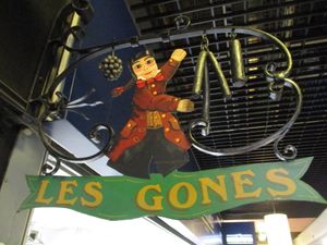 19세기 초 리옹에서 만들어진, 비단 직공들과 관련된 전통 인형극 귀뇰(Guignol)