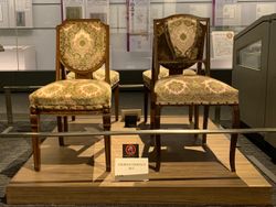 황전강구소(皇典講究所)에서 사용되었던 의자. 국학원대학박물관(國學院大學博物館) 전시.