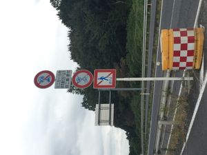 마오카 IC 남쪽 교차로 부근의 국도 408호선 마오카 바이패스 입구일반 국도이지만, 보행자, 자전거, 소형 자동 이륜차, 원동기 부착 자전거는 통행이 금지되어 사실상 고속도로이다.