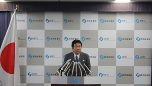 경제산업상으로 임명된 후 기자회견에서의 에다노 유키오