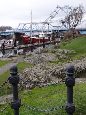2월 비가 온 직후 빅토리아의 모습. 이 도시는 뚜렷한 건조기와 우기가 있으며, 연 강수량의 3분의 2가 11월부터 2월까지 내린다.