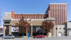 로열 극장은 빅토리아에 있는 오페라 하우스이자 콘서트홀이다. 빅토리아 심포니, 빅토리아 필하모닉 합창단, 퍼시픽 오페라 빅토리아의 본거지이다.