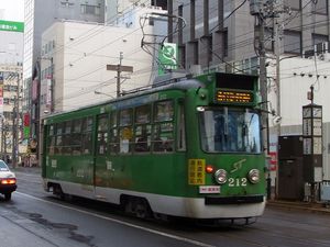 삿포로 시영전차 210형 212호차. 전면 행선막이 LED화 되어 있다(2015년 3월 25일 촬영)