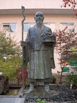 정산계 호텔 앞에 있는 미이즈미 조잔 상