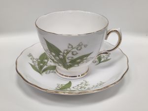 은방울꽃 무늬가 장식된 로열 베일 컵과 받침