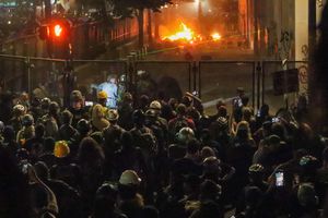 2020년 7월, 마크 O. 해틀필드 미국 지방법원 앞에서 열린 조지 플로이드 사건 항의 시위