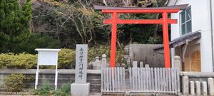 아카마 신궁 소문 행궁(야마구치현 하카타시 이자키정 2-11-1). 고존해는 나카지마구미의 정어리 그물에 건져 올려졌다.