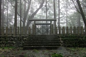 안토쿠 천황 오치 능묘 참고지(마리카나로 능묘). 고치현 타카오카군 오치정.