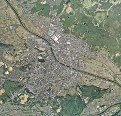 산다시 중심부 주변 항공사진(2009년 4월 18일 촬영). 국토교통성 국토지리원 [https://mapps.gsi.go.jp/ 지도・항공사진 열람 서비스] 항공사진 기반 작성