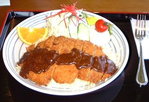 네무로 스타일 에스카로푸 ("에스칼로프") — 데미글라스 소스를 곁들인 돈카츠