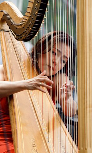 라비니아 마이어(Lavinia Meijer)가 하프를 연주하는 모습
