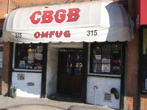 2005년 뉴욕 시 로어 맨해튼의 CBGB. 텔레비전은 《Marquee Moon》을 녹음하기 전에 그곳에서 정기적으로 공연했다.