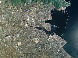 고마쓰시마시 중심부 주변의 항공 사진。2009년 5월 9일 촬영한 4장을 합성하여 작성. 국토교통성 국토지리원 지도·항공사진 열람 서비스의 항공사진을 바탕으로 작성。