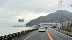 동쪽(구레시 경계) 국도에서 본 고야우라 지구. 산이 바다까지 닿아 있고 산사면에 거대한 바위가 노출되어 있다