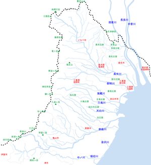 미에현 북부를 흐르는 하천의 위치 관계. 짙은 파선은 현 경계, 옅은 파선은 시정촌 경계. 하천명은 기소강 수계 이외에는 수계 본천만 기재.