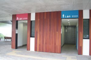 도로 휴게소는 화장실을 24시간 무료로 이용할 수 있다.