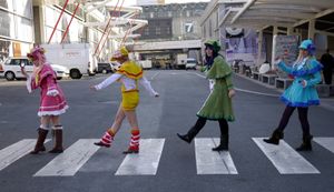 2011년, 네 명의 코스플레이어가 파리의 횡단보도에서 위 밈을 모방